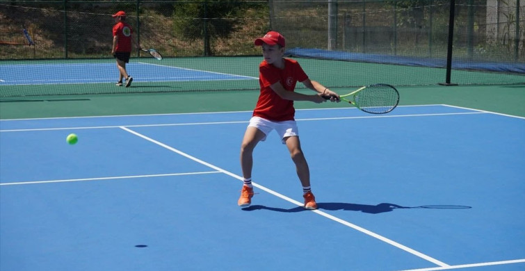 Tenis Sevgisiyle Gençlere İlham Veren Kaymakam