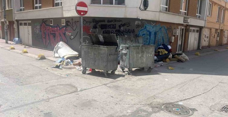 Tepebaşı'nda çöp konteynerleri çevre kirliliğine neden oluyor