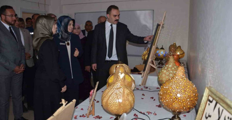 Tercan’da Hayat Boyu Öğrenme Haftası Sergisi Açıldı