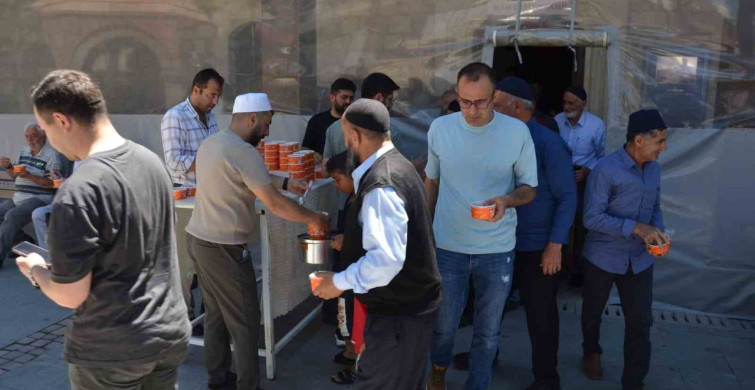 Tercan'da Muharrem ayı dolayısıyla aşure ikramı yapıldı
