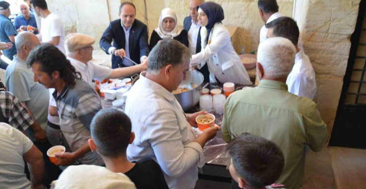 Tercan’da tarihi kervansarayda aşure ikramı gerçekleşti