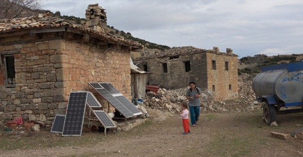 Terk Edilmiş Köyde Bir Tek O Aile Var