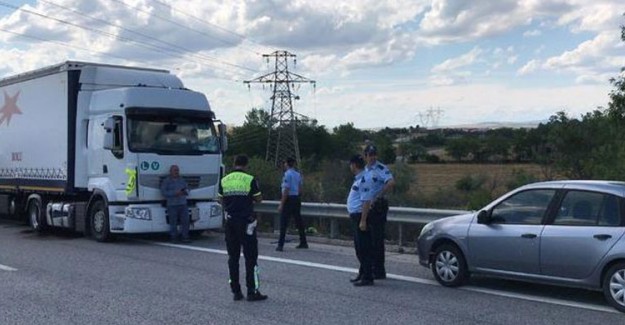 Ters Yönde Gitmeye Çalışan TIR Polis Tarafından Durduruldu