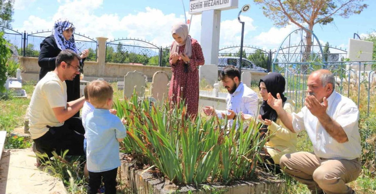 Terzibaba Mezarlığı'nda Kurban Bayramı Arifesi Yoğun Geçti