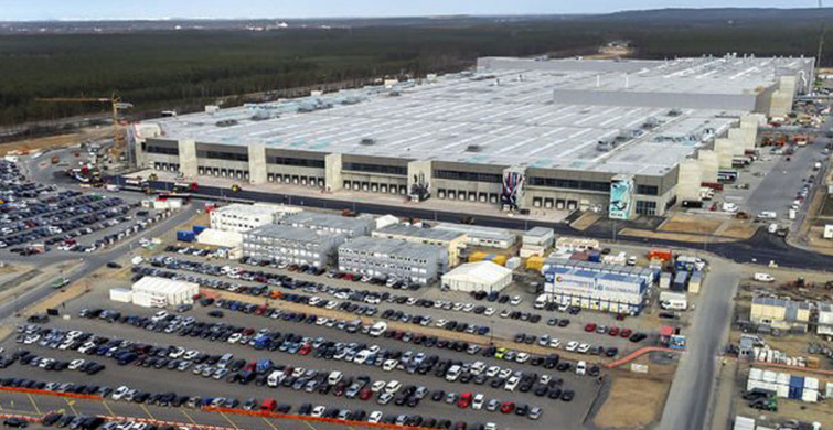 Tesla'nın patronu Elon Musk'tan flaş açıklama:  Berlin ve Teksas fabrikaları para yakıyor!