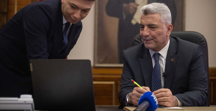 Ticaret Bakanı Ömer Bolat, AA'nın Yılın Kareleri Oylamasına Katıldı