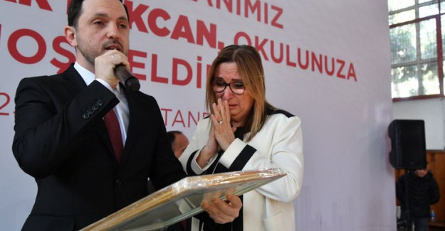 Ticaret Bakanı Pekcan Aldığı Hediyenin Ardından Gözyaşlarına Hakim Olamadı!