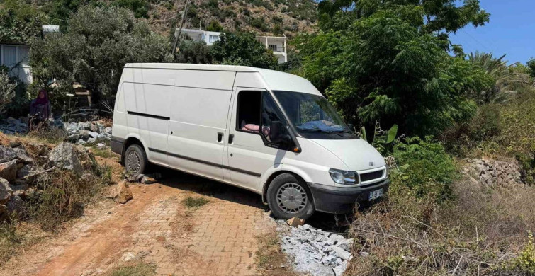 Ticari araç çıkmaz sokakta kaza yaptı, sürücü itfaiye ekipleri tarafından kurtarıldı