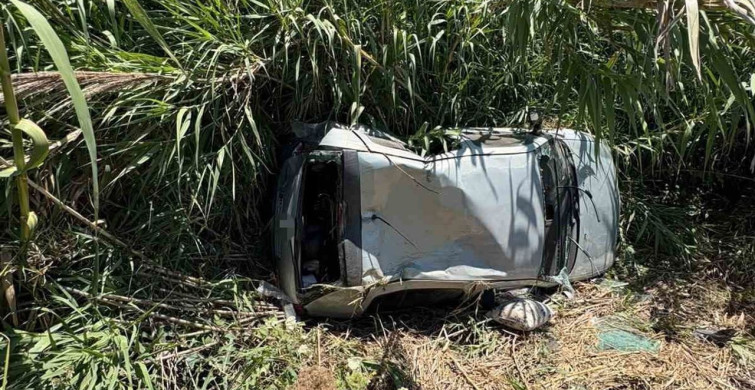Ticari araç ile çarpışan otomobil bahçeye devrildi: 2 yaralı