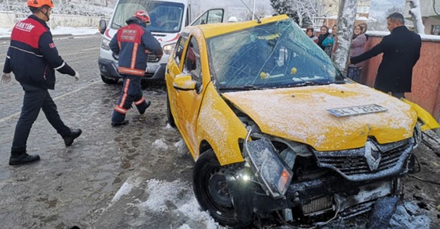 Ticari Taksi Direğe Çarptı: 4 Yaralı