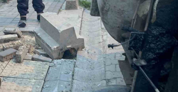 Ticari Taksinin Üzerine Harç Karma Makinesi Devrildi