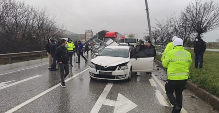 Tır Damperinin Çarptığı Tabelalar Otomobil Üzerine Düştü