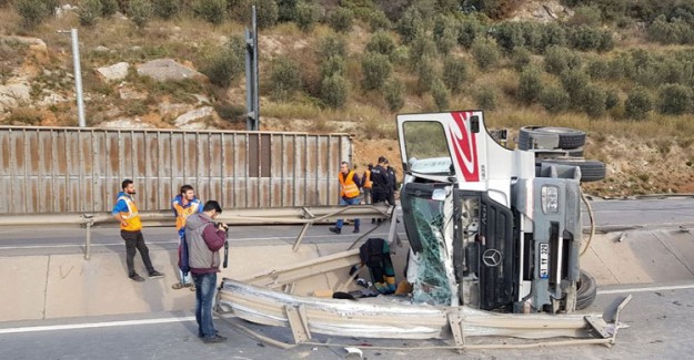 TIR Devrildi! Sürücü Ağır Yaralandı