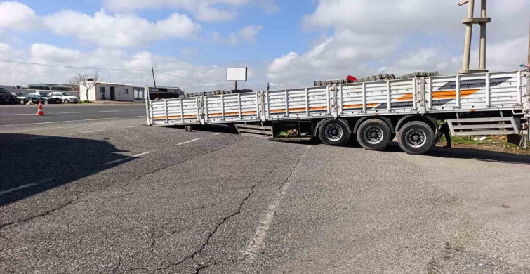 Tır Dorsesi Yolu Trafiğe Kapattı