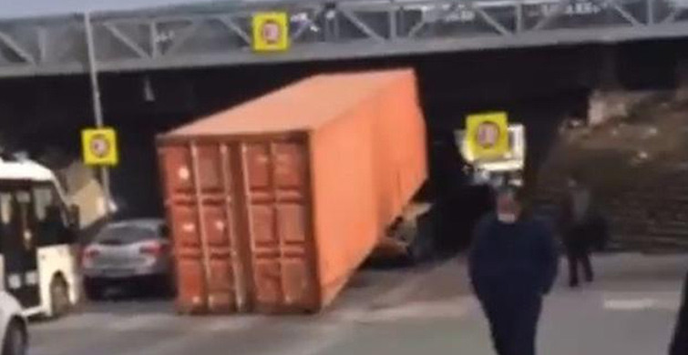 TIR Köprüye Çarptı!