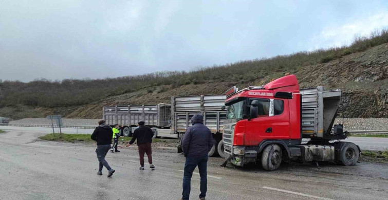 Tır Makaslayarak Kaza Yaptı: Sürücü Yaralandı