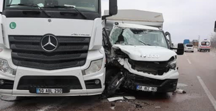 Tır ve Kamyonet Çarpıştı: İki Yaralı