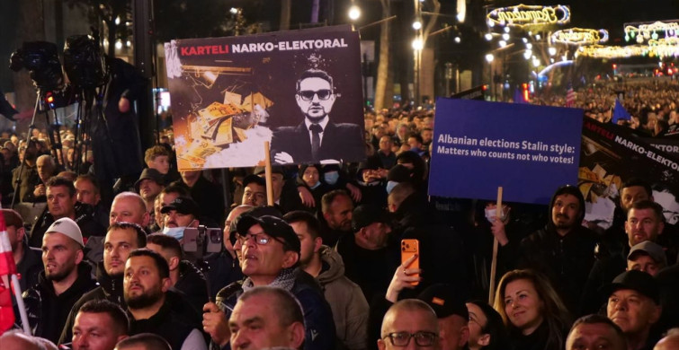 Tiran'da Binlerce Kişi Hükümetin İstifasını İstedi