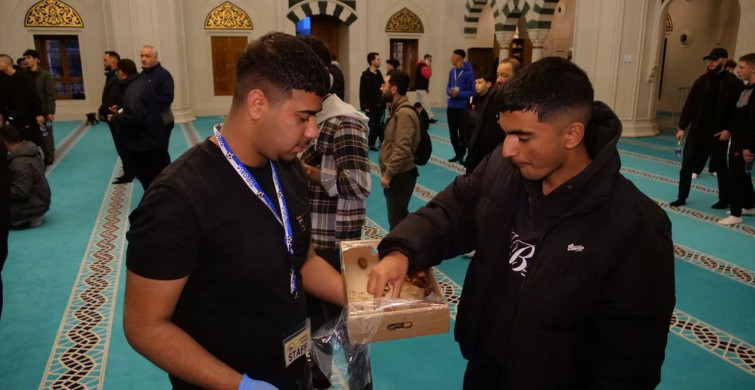 Tiran'da Namazgah Camisi'nde İftar Programı Gerçekleştirildi