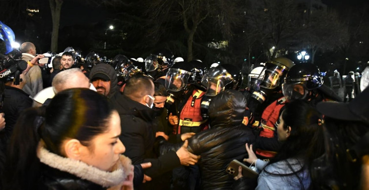 Tiran'da Yolsuzluk İddialarına Karşı Büyük Gösteri