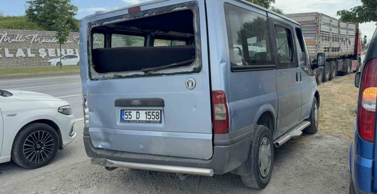 Tırın dolmuşa çarpması sonucu sürücü yaralandı