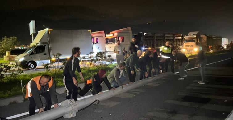 Tırın Dorsesi Hız Tespit Direğine Çarptı