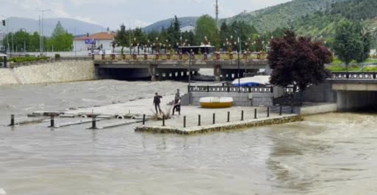 Tokat Belediye Başkanı Yazıcıoğlu, Yeşilırmak'ta Temizlik Çalışması Yürüttü