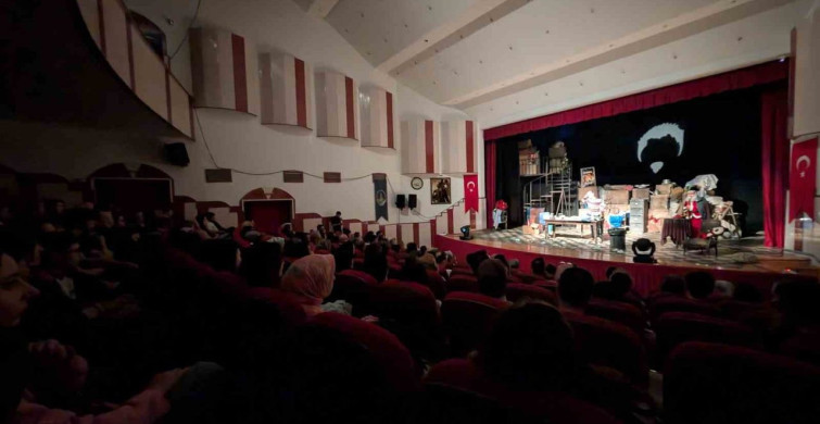 Tokat Belediyesi 1. tiyatro festivali tiyatroseverlerden tam not aldı