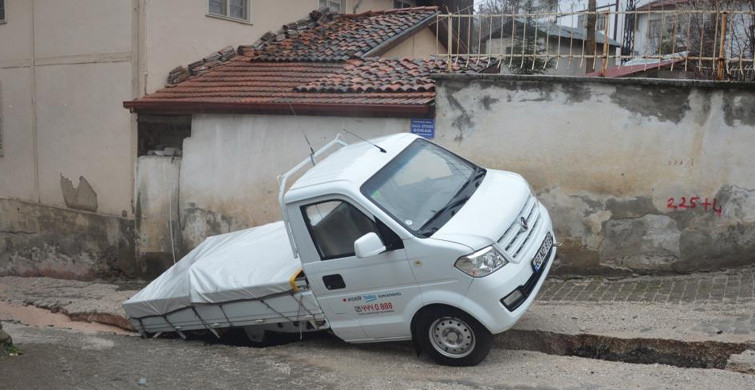 Tokat’ta Kamyonet Çukura Düştü