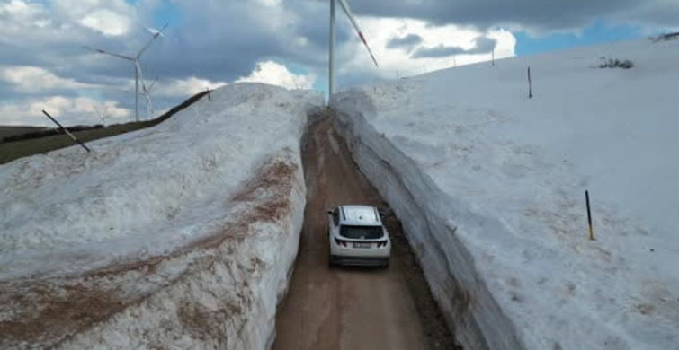 Tokat'ta Kar Duvarları Arasında Bir Yol
