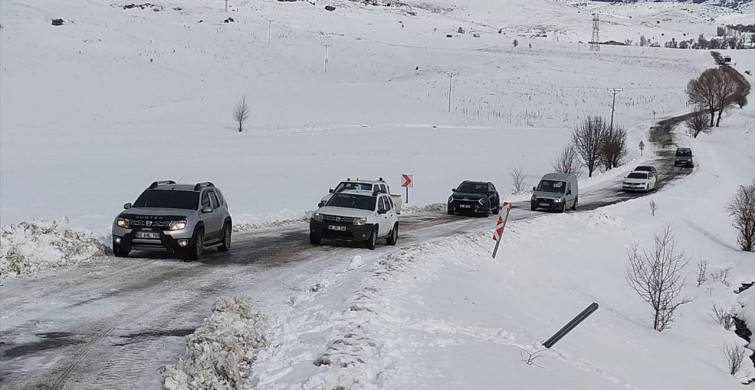 Tokat'ta Kar Nedeniyle Yolda Kalan Araçlar Kurtarıldı