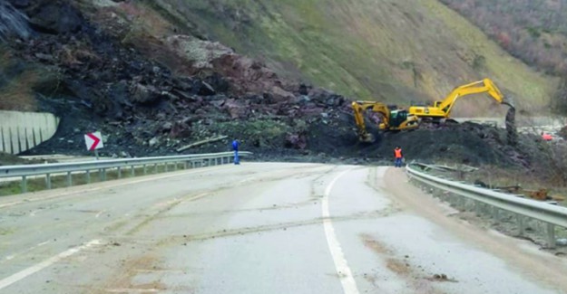 Tokat'ta Meydana Gelen Heyelan Ulaşımı Engelledi