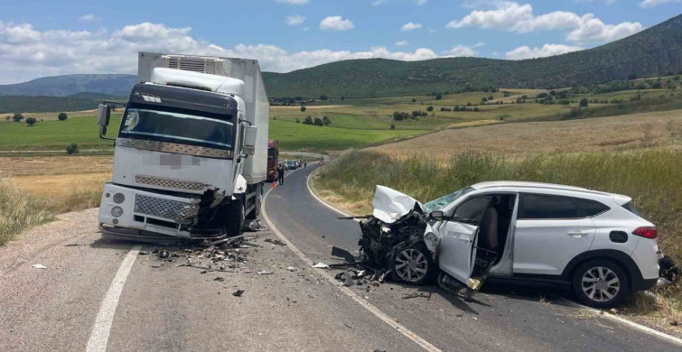 Tokat’ta otomobil ile kamyonun çarpışması sonucu 4 kişi yaralandı