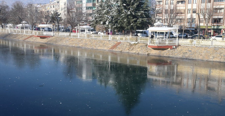 Tokat'ta Yeşilırmak Nehri Kısmen Dondu