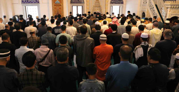 Tokyo Camii'nde 3 Kez Kılınan Bayram Namazı