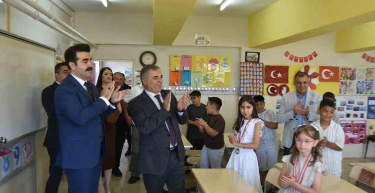 Tomarza'da protokol, öğrencilerin karne heyecanına ortak oldu