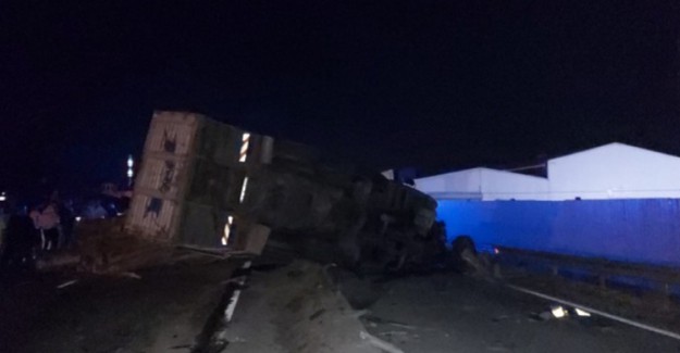 Tomruk Yüklü Kamyonet Devrilmesi Sonucunda 1 Kişi Yaralandı
