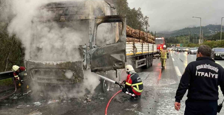 Tomruk Yüklü Tıra Yangın İtfaiye Ekipleri Müdahale Etti