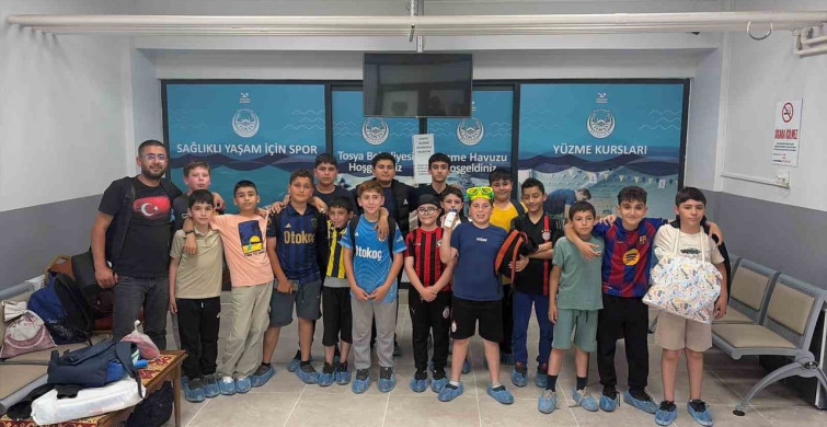 Tosya'da Çorumlu Öğrenciler Havuz Keyfi Yaşadı