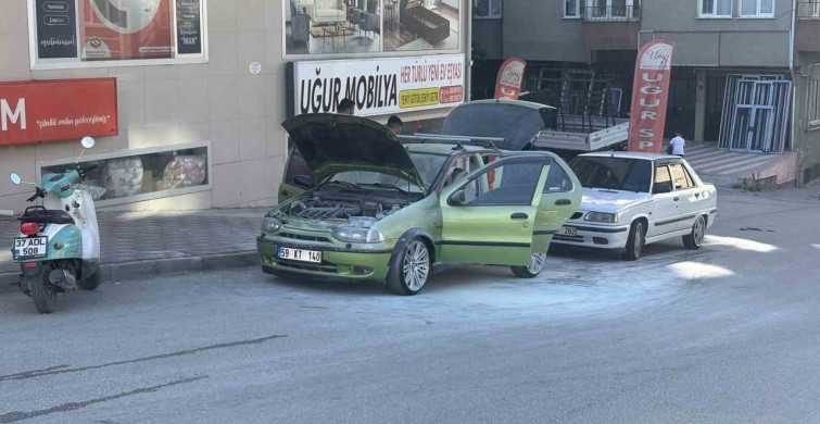 Tosya'da park halindeki araçta yangın çıktı, vatandaşlar müdahale etti
