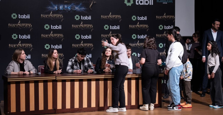 Tozkoparan İskender Dizi Oyuncuları Külliye'de Hayranlarıyla Buluştu