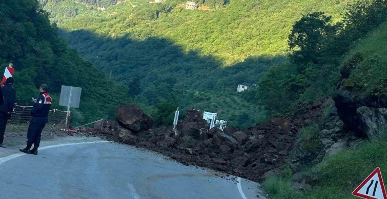 Trabzon-Bayburt Karayolu Heyelan Nedeniyle Kapandı