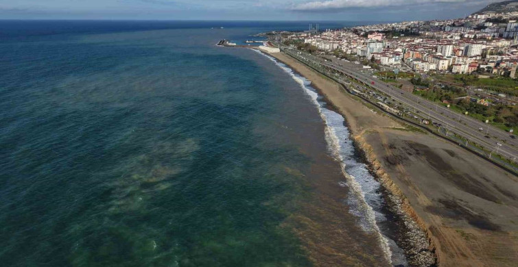 Trabzon'da Fırtına Sonrası Kıyılar Çamurla Kaplandı