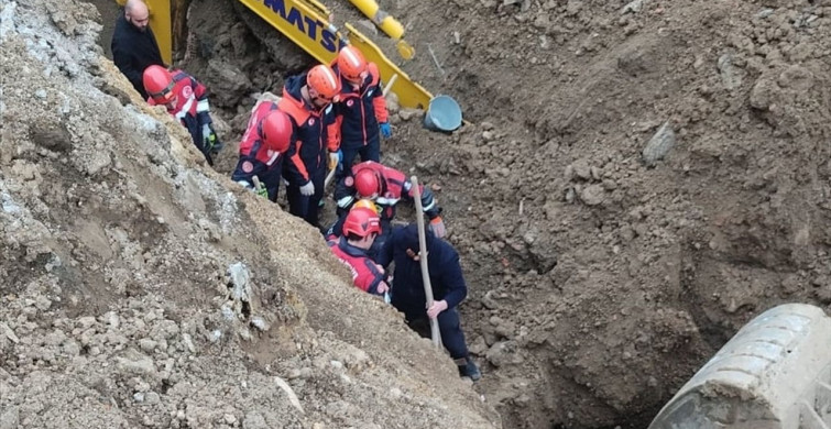 Trabzon'da İş Makinesi Operatörü Göçükten Kurtarıldı