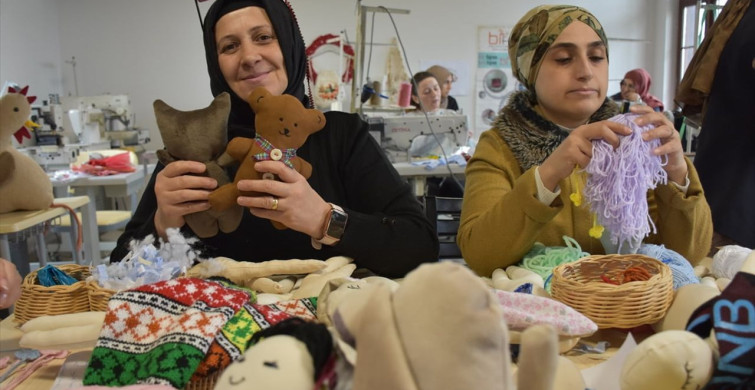 Trabzon'da Kadınlar Atık Kumaşlarla Oyuncak Üretiyor