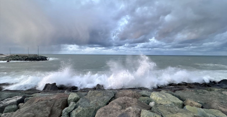 Trabzon'da Kuvvetli Rüzgar Hayatı Etkiledi