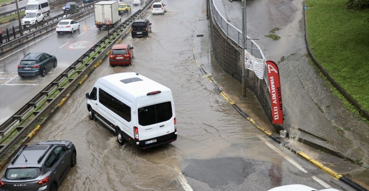 Trabzon'da Sağanak Yağış Hayatı Olumsuz Etkiledi