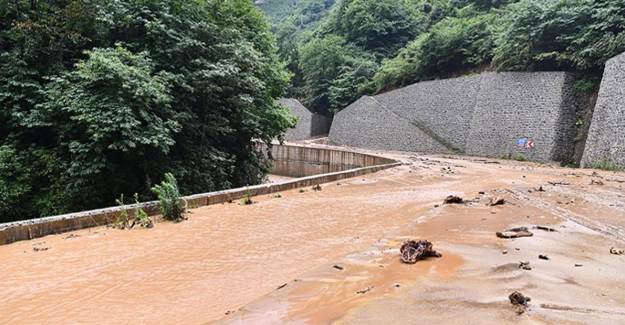 Trabzon'da Şiddetli Yağış, Heyelan Ve Taşkınlara Yol Açtı