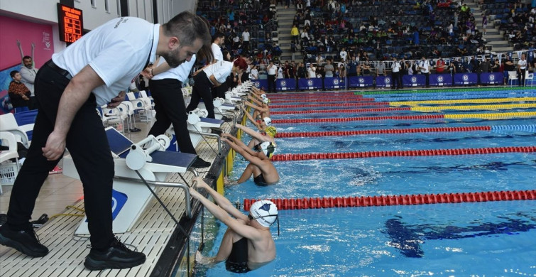 Trabzon'da Vedia Nil Apak Anısına Yüzme Finali Gerçekleşti
