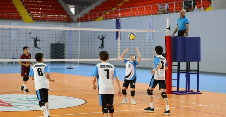 Trabzon'da Voleybol Küçükler Yarı Final Müsabakaları Başladı